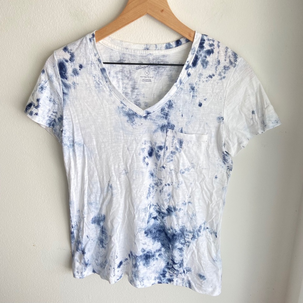 Universal Thread tie dye v-neck tee - size XS